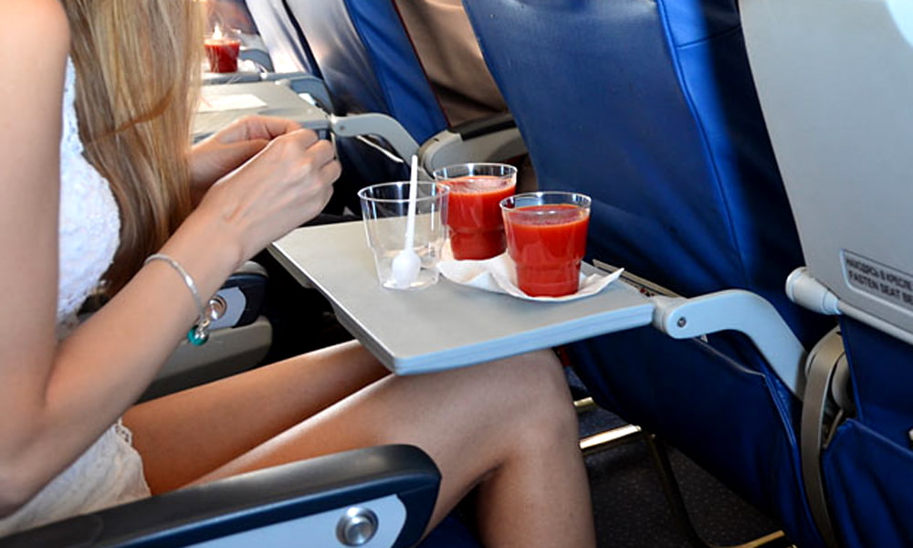 Томатный сок наиболее любим пассажирами во время полета. В чем причина?